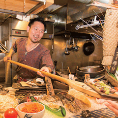 しゃもじ越しに料理をお出しする面白い演出