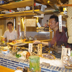 その日の新鮮な食材がならぶカウンター