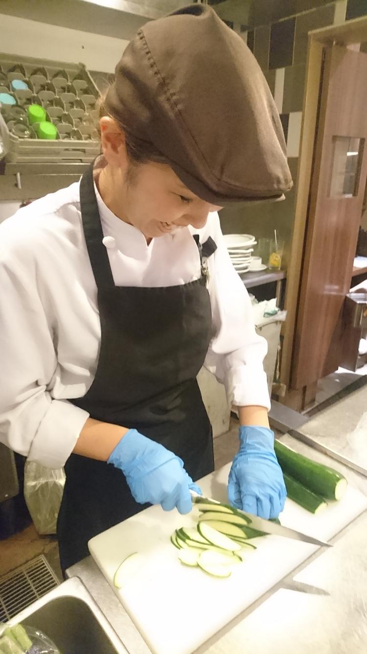 簡単な調理補助から始めてもらいます