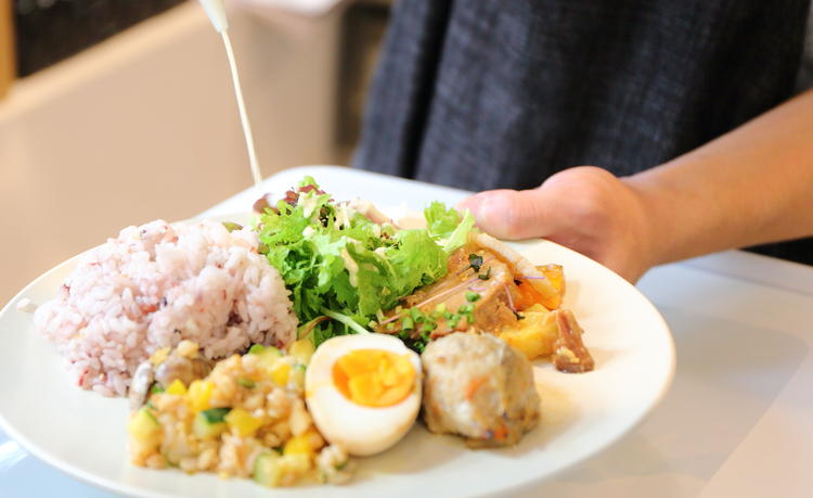 社内食堂にて、デリの提供！