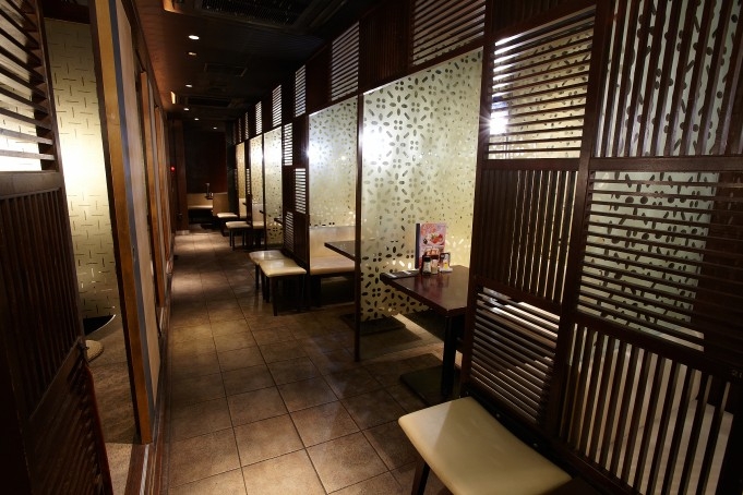 落ち着いた雰囲気の半個室席