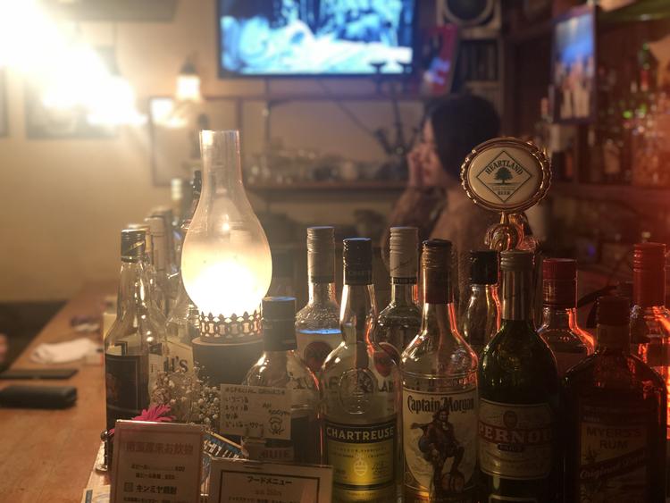 路地裏に佇む立ち飲みBAR。