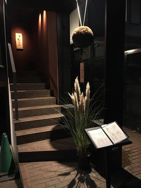 大人が集まるシックな店構え