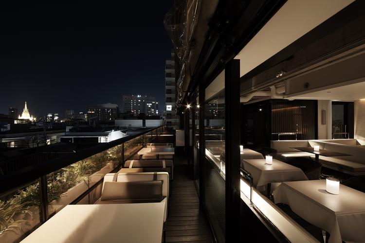 夜は落ち着いた大人空間に。