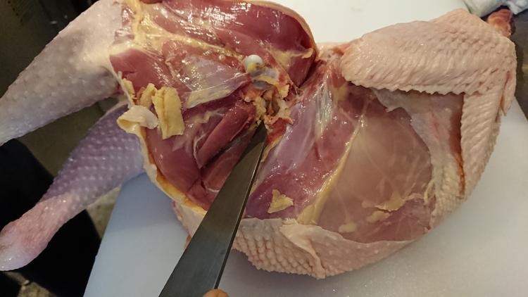 大山店では地鶏の解体も店内でやっています