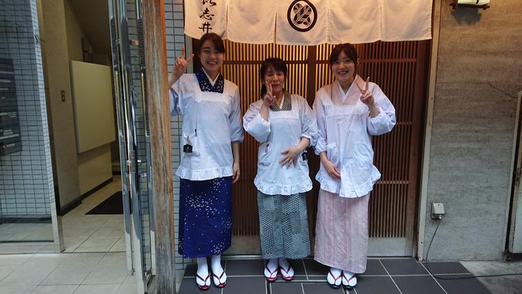 着物での接客なので着付けが学べます。