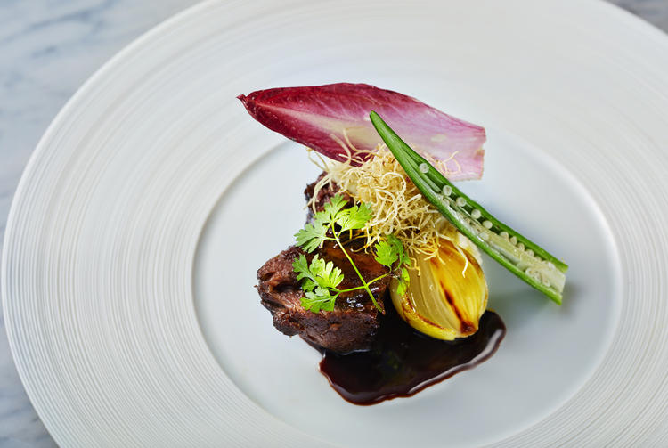 美しい庭が背景となるダイナミックな空間