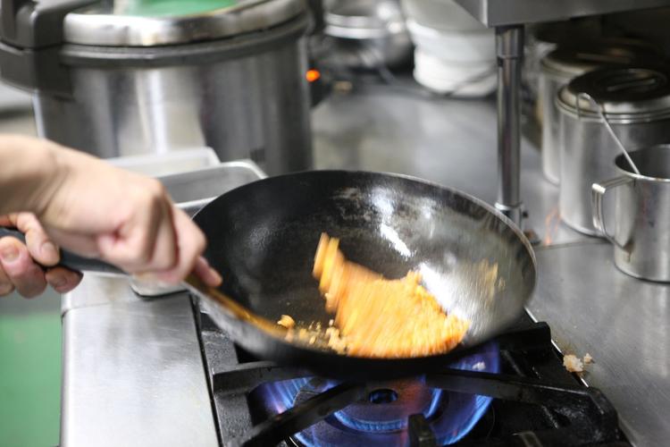 手作り調理です。本格的に鍋を振ります！