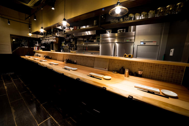 手元が見える活気のあるカウンター席