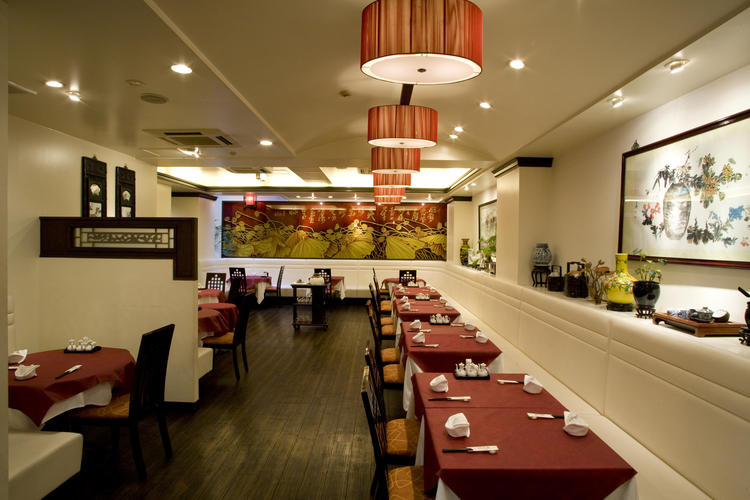 調度品に囲まれた美術館を思わせる店内