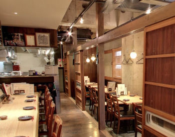 木を基調とした落ち着きのある内装