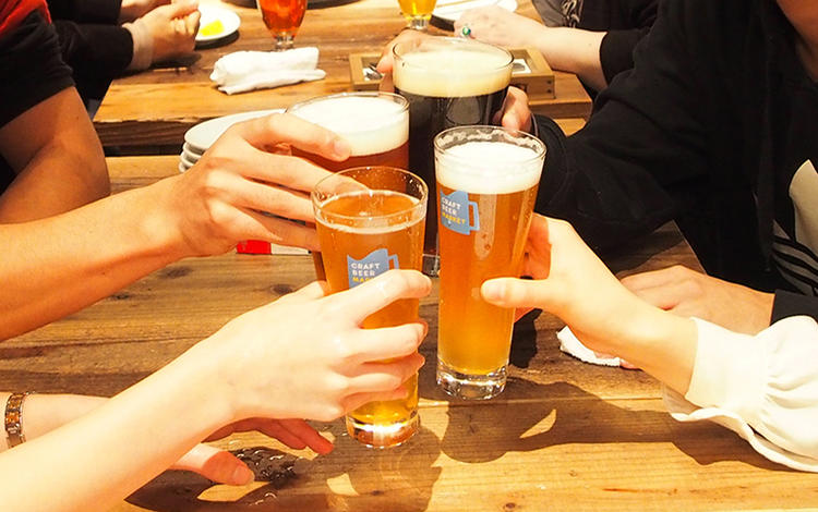 常連様も多く、お客様と乾杯することも！？