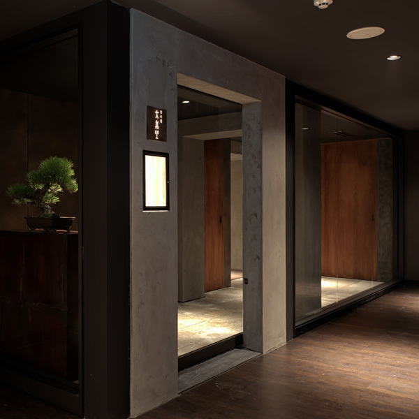 趣あふれる落ち着いた雰囲気の店内