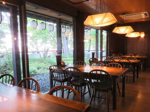 民芸茶屋風のゆったりとしたレストラン