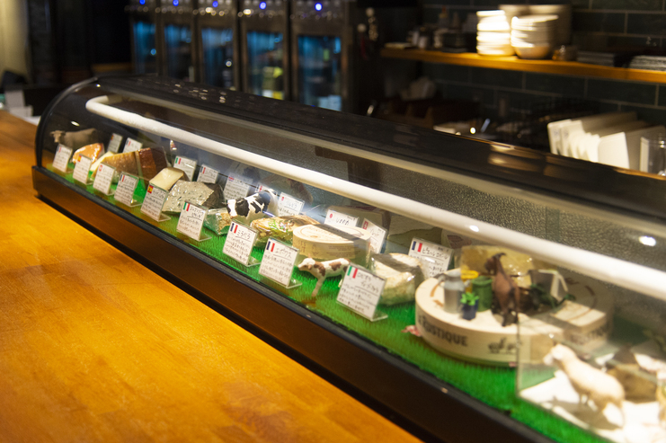 ショーケースに並ぶチーズは30種類！