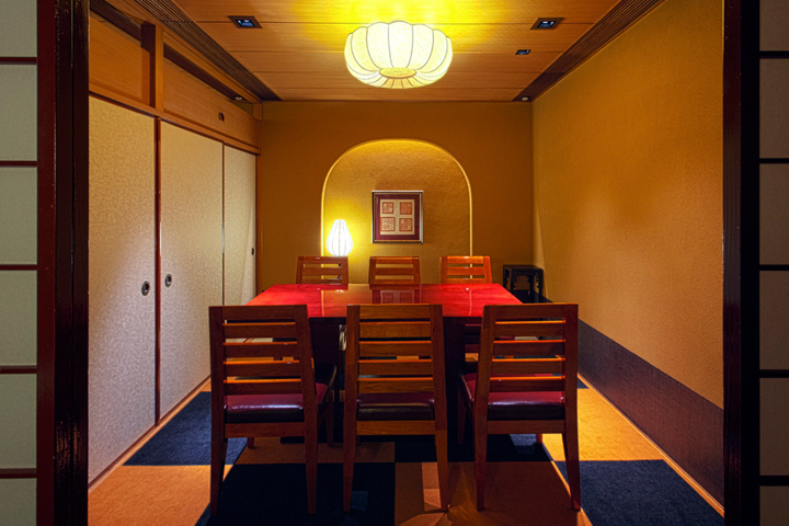 趣あふれる落ち着いた雰囲気の店内