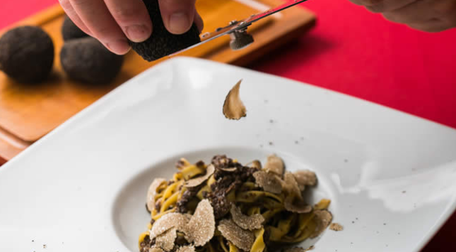 お客様の目の前でたっぷり削る高級トリュフ