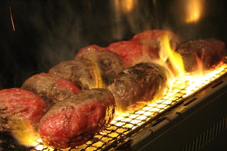 炭火で豪快に焼き上げます