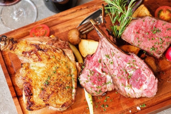 ワインと相性抜群の肉料理が自慢☆