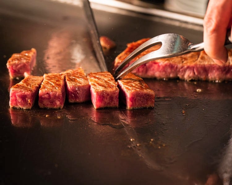 西麻布の舞台で、極上淡路牛を操る。