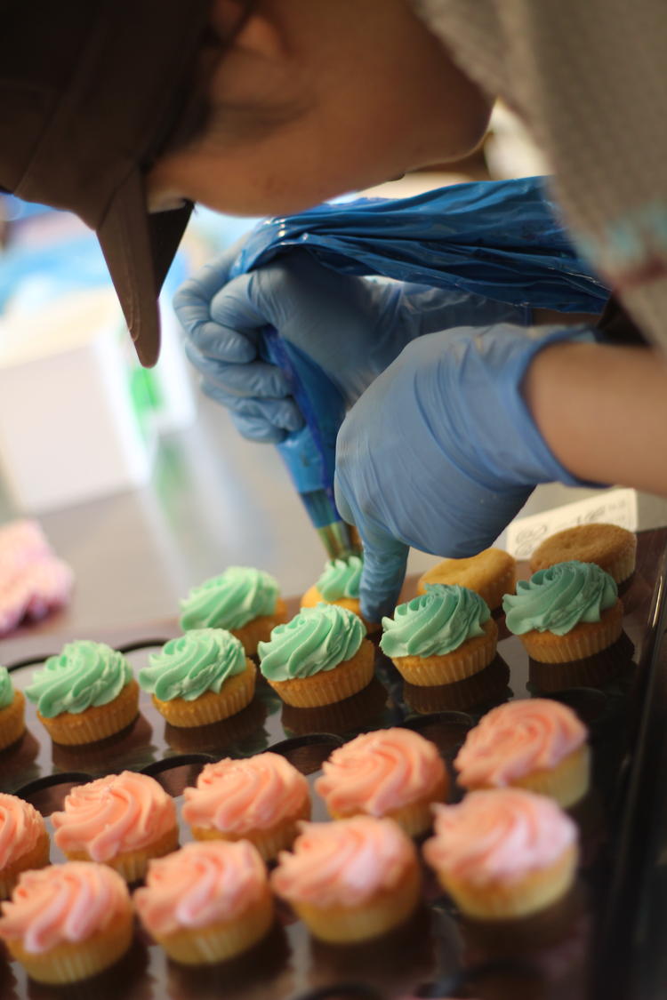カップケーキのクリーム絞り