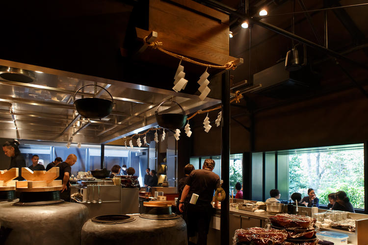 酒造場の一部を改装して作った店内