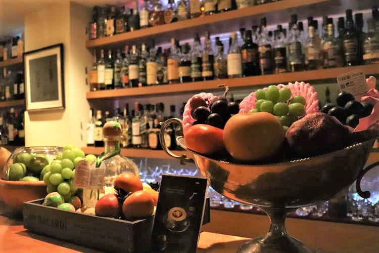 季節のフルーツを使ったカクテルが自慢