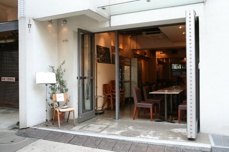 恵比寿と代官山の間にある開放的な路面店