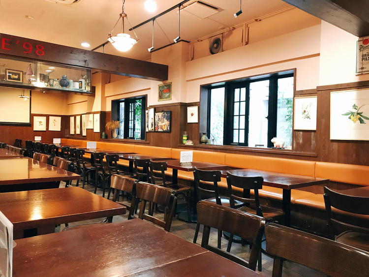 ドイツのビアホールをイメージした店内。