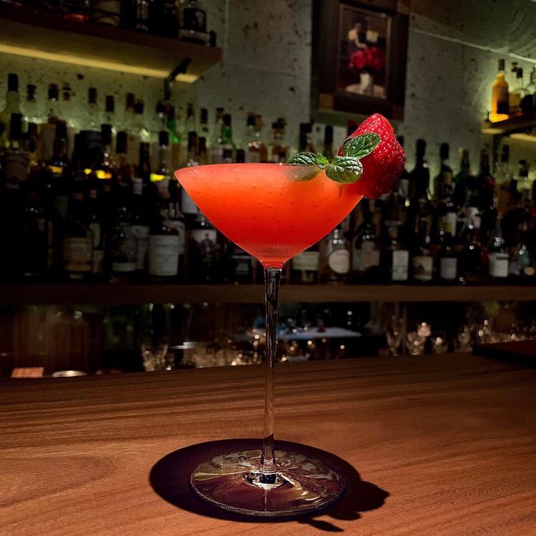 カウンターでカクテル