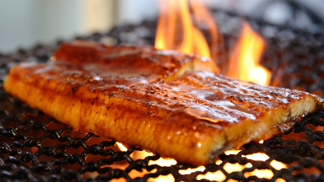 鮮度抜群の鰻を目の前で調理！