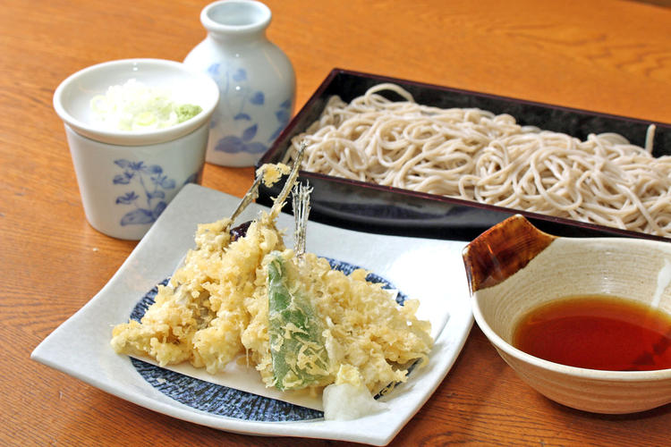 旬の味覚と国産二八そばが自慢