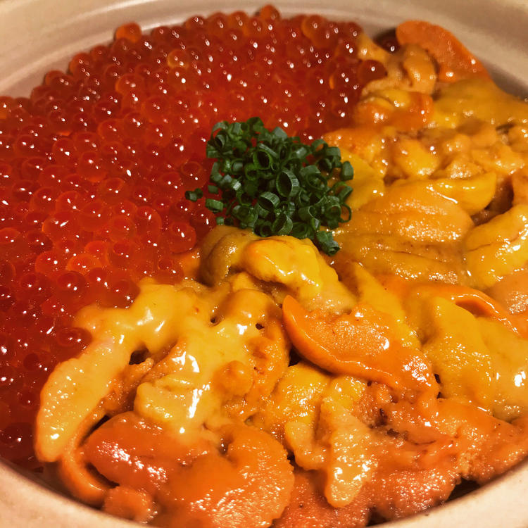 両店舗で名物の「うにいくら土鍋ご飯」