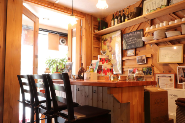 木の温かみのあるお洒落な店内