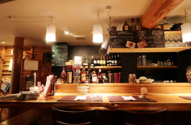 カウンターとテーブル席をご用意