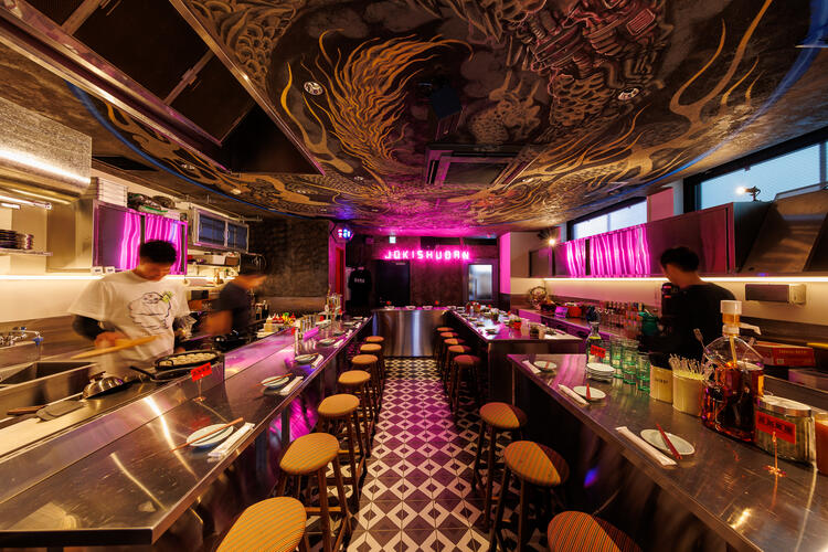 ネオンが印象的！オシャレな屋台酒場★