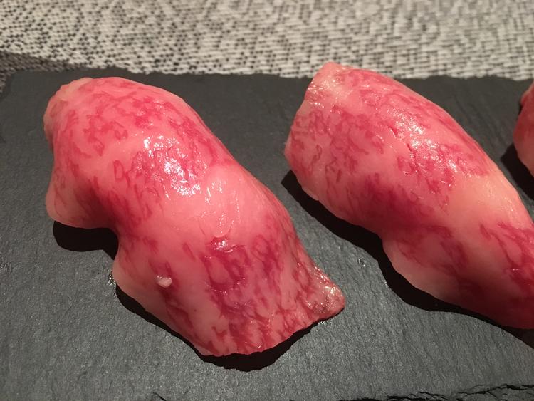 黒毛和牛肉寿司も人気です！