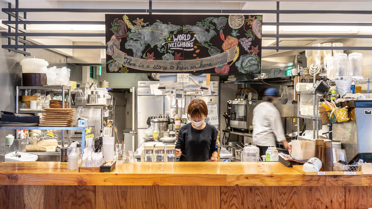 お客様の反応がよく見えるオープンキッチン