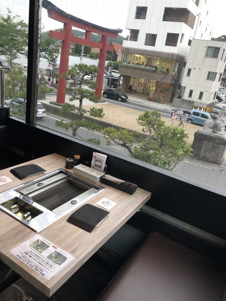 二の鳥居が目前のテーブル席