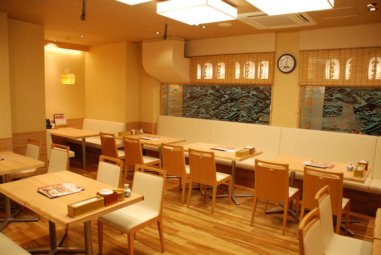 テーブル席ではご家族がたくさん来られます