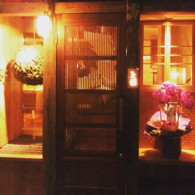 住宅街に佇む1階店舗です。