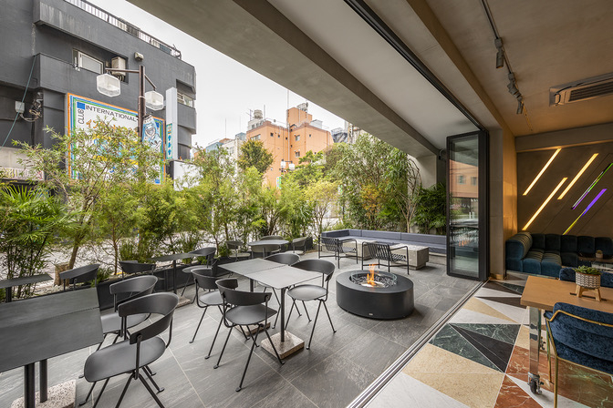 朝昼は明るい開放的な空間でお客様をお迎え