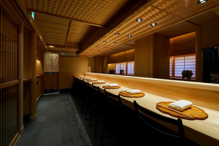 カウンターの様子。優しい常連様が多いです