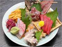 市場から直送の新鮮な刺し身も人気