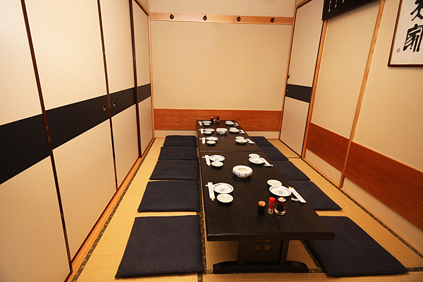 大小さまざまな個室を完備