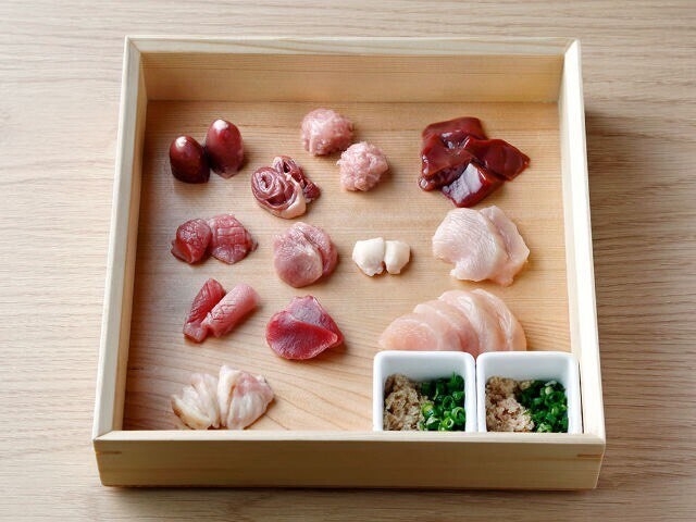 鮮度が自慢！事前予約必須の「鶏刺し」