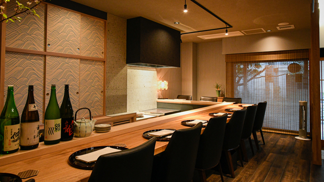 店内はカウンター席がメイン