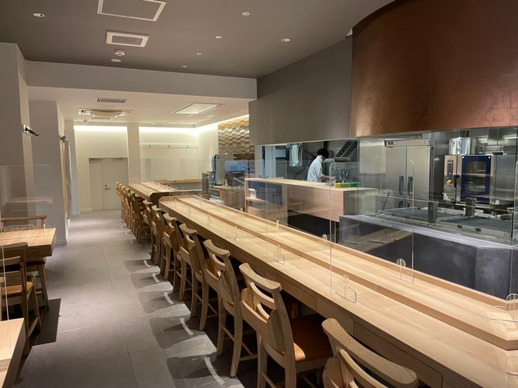 和モダンな落ち着いた雰囲気の店内です