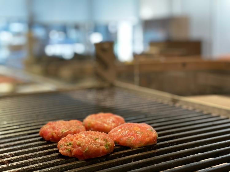 鮪のハンバーグはレアで仕上げます