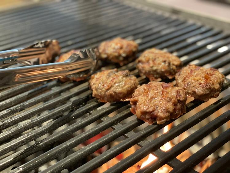 さまざまな挽肉を備長炭で焼き上げます